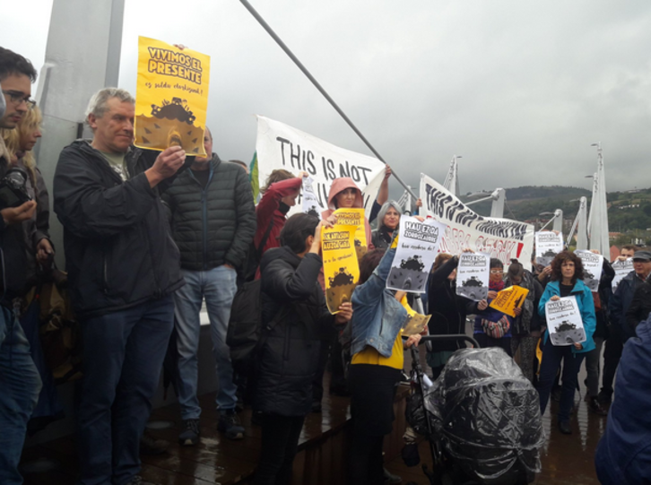 Protesta de vecinos en el acto inaugural del Canal de Deusto. (@Aitzibaiba))