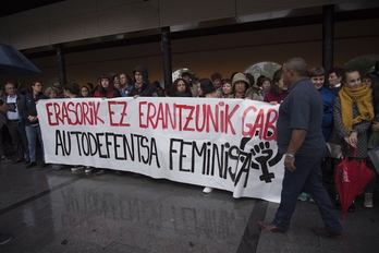 Concentración en Lasarte-Oria contra la agresión sexual del fin de semana. (Juan Carlos RUIZ / FOKU)