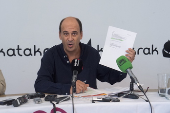 Patxi Zamora muestra el correo en el que se le señala como «próximo a entornos peligrosos». (Iñigo URIZ/FOKU) 