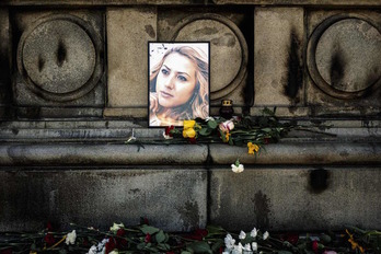Flores junto a la imagen de la periodista búlgara Viktoria Marinova. (Dimitar DILKOFF / AFP) 