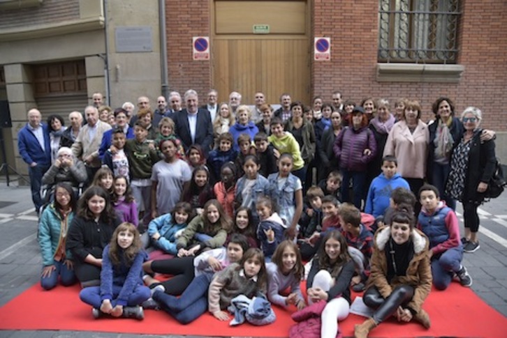 Foto de grupo tras la colocación de la placa en la casa en la que nació la escritora Carmen Baroja Nessi. (AYUNTAMIENTO DE IRUÑEA)