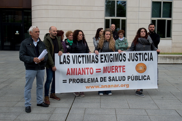 Imagen de una concentración para denunciar la muerte de un trabajador por el amianto en Nafarroa. (Iñigo URIZ/FOKU)