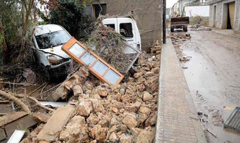 Vehículos arrastrados por el agua y escombros en una calle de la localidad de Sant Llorenç des Cardassar, una de las más afectadas. (M. LÓPEZ/AFP)