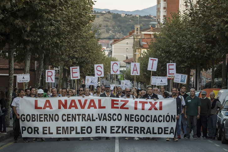 Manifestación en defensa de La Naval por las calles de Sestao. (Aritz LOIOLA / FOKU)