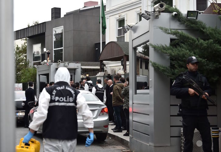 Policías y forenses turcos, a las puertas de la residencia del cónsul de Arabia Saudí en Estambul. (Ozan KOSE/AFP)