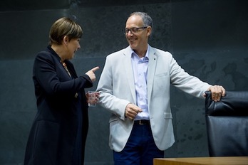 Barkos y Araiz dialogan antes de comenzar el debate sobre el Estado de Nafarroa. (Iñigo URIZ/FOKU)