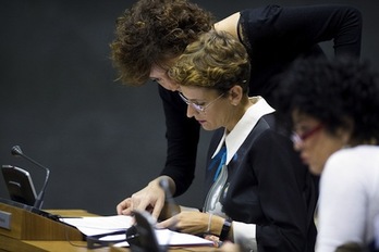 María Chivite dialoga con Unzu durante el debate. (Iñigo URIZ/FOKU)