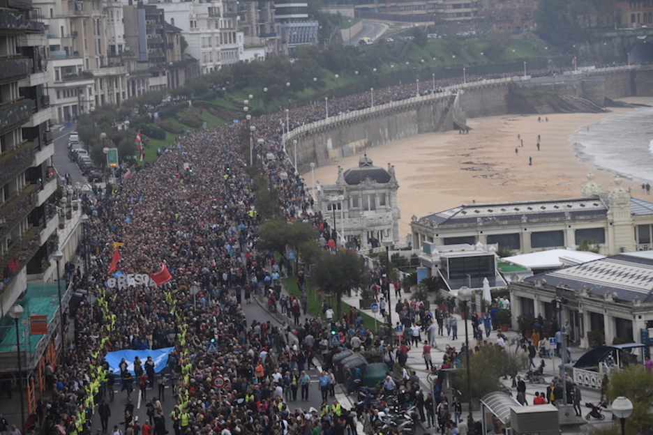 Panorámica de la manifestación, con el paseo de la Concha abarrotado. (Jon URBE/FOKU)