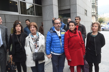 Los padres de Iñigo Cabacas y la abogada Jone Goirizelaia a las puertas del juzgado (FOKU)