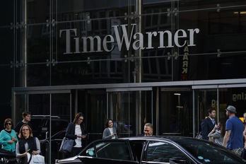 Entrada al edificio de Time Warner, que ha sido desalojado. ( DREW ANGERER / AFP)