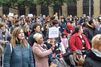 Manifestación de las madres por las calles de Iruñea. (Idoia ZABALETA/FOKU)