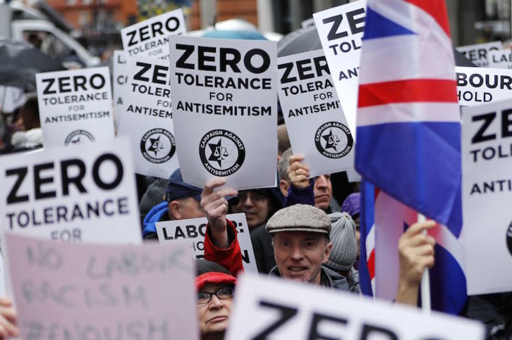 Protesta contra el antisemitismo organizada frente a la sede del Partido Laborista el pasado 8 de abril en Londres. (Tolga AKMEN/AFP)