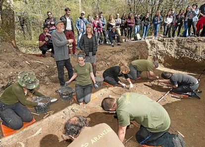 Memoria histórica: Cuando alumnas y alumnos sacaban de las cunetas a desaparecidos. (Nafarroa - Euskal Herria). [HistoriaC] 0411_EG_BURUTAIN