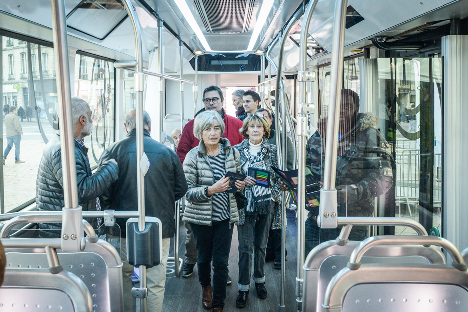 Le public a même pu entrer à l'intérieur du Tram'bus. © Isabelle Miquelestorena