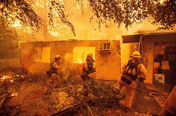 El incendio Wooley que azota la Costa Pacífica. (Robyn BECK/AFP)