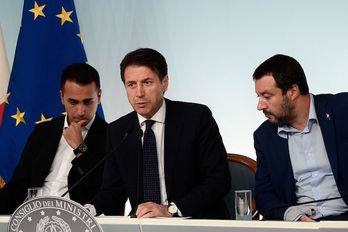 El primer ministro italiano, Giussepe Conte, flanqueado por el vicepresidente Luigi Di Maio y Matteo Salvini, ministro de Interior. (Filippo MONTEFORTE/AFP)