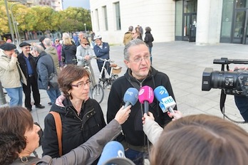 Carolina Martínez y Clemente Bernad atienden a los medios antes de entrar al juicio. (Idoia ZABALETA/FOKU)