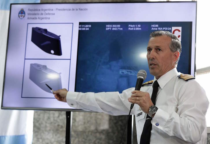 Un portavoz de la Mrina argentina expone la situación del submarino hundido. (ALEJANDRO PAGNI / AFP)