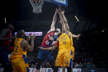 Shengelia disputa un balón ante dos adversarios. (Jaizki FONTANEDA/FOKU)