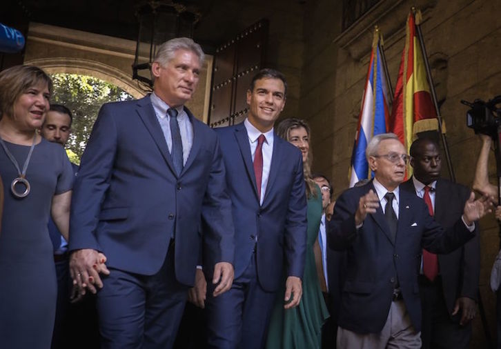 El presidente del Gobierno español, Pedro Sánchez, junto a su homólogo cubano, Miguel Díaz-Canel, durante un paseo por La Habana. (Adalberto ROQUE/AFP)