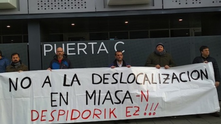 Imagen de una concentración en contra de los despidos en Miasa de Iruñea. (ELA)