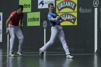 Iñaki Artola pilota astintzen (Aritz LOIOLA/FOKU)