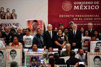 López Obrador, rodeado de familiares ded los jóvenes desaparecidos. (RONALDO SCHEMIDT / AFP)
