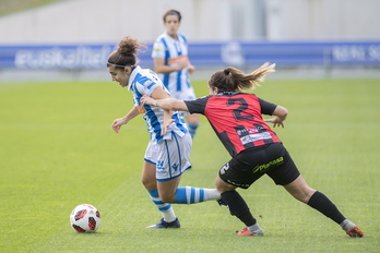 Carla Bautista trata de marcharse de una defensora del Sporting de Huelva. (Juan Carlos RUIZ / FOKU)