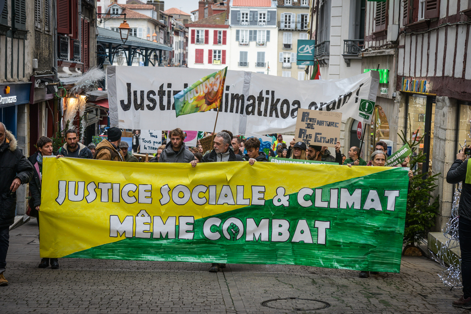 Des prises de paroles en français et en basque ont appelé à « faire sonner l'alarme climatique ».©I.MIQUELESTORENA