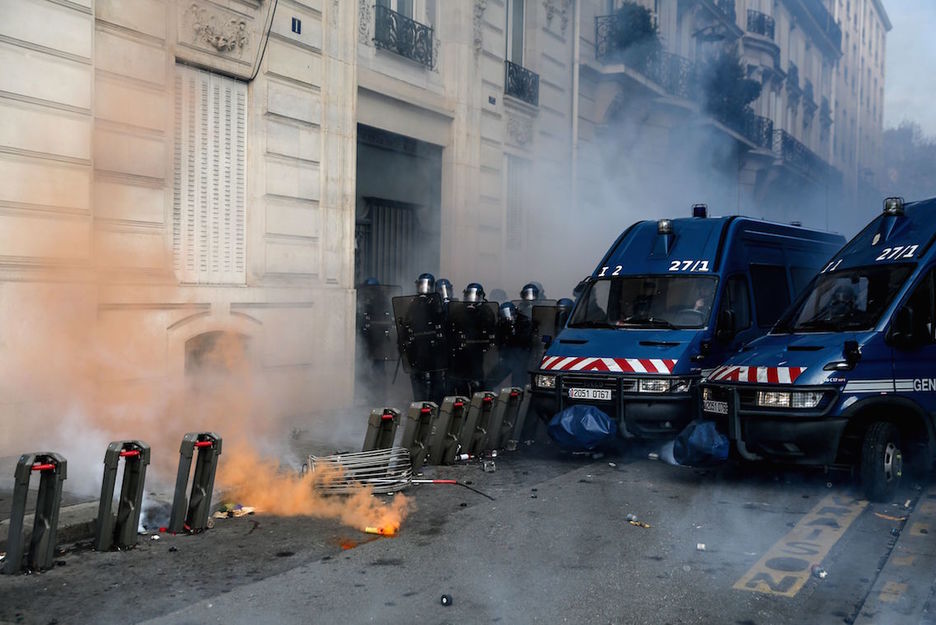 Avance policial en la zona de los Campos Elíseos. (ABDUL ABEISSA / AFP)