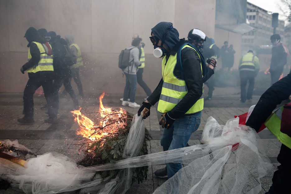 Un abeto navideño utilizado para las protestas en París. (ABDUL ABEISSA / AFP)