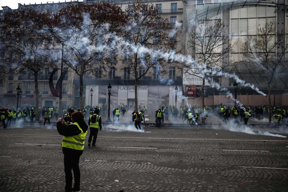 Los botes de humo vuelan en París.  (ABDUL ABEISSA / AFP)