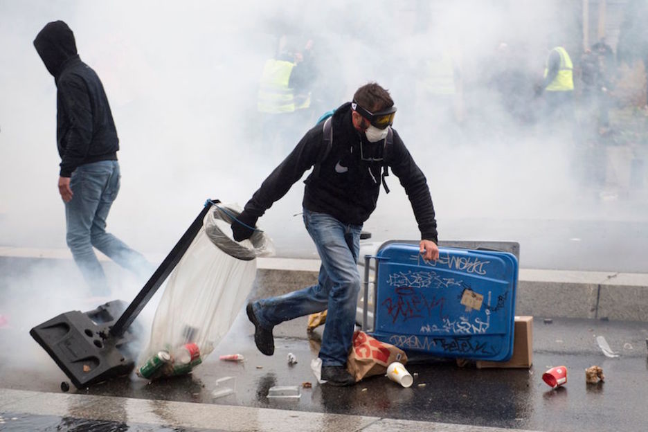 Una papelera arrancada como material para barricadas en Nantes. (SEBASTIEN SALOM-GOMIS / AFP) 
