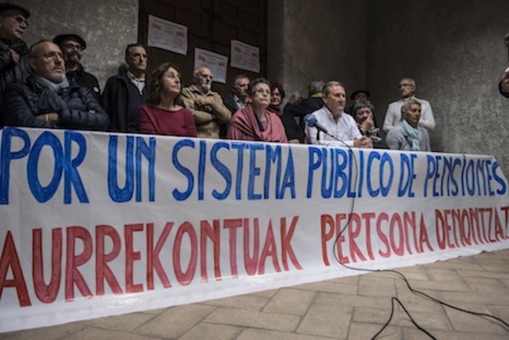 Varios colectivos han convocado una manifestación en Iruñea por unas pensiones dignas. (Jagoba MANTEROLA/FOKU))
