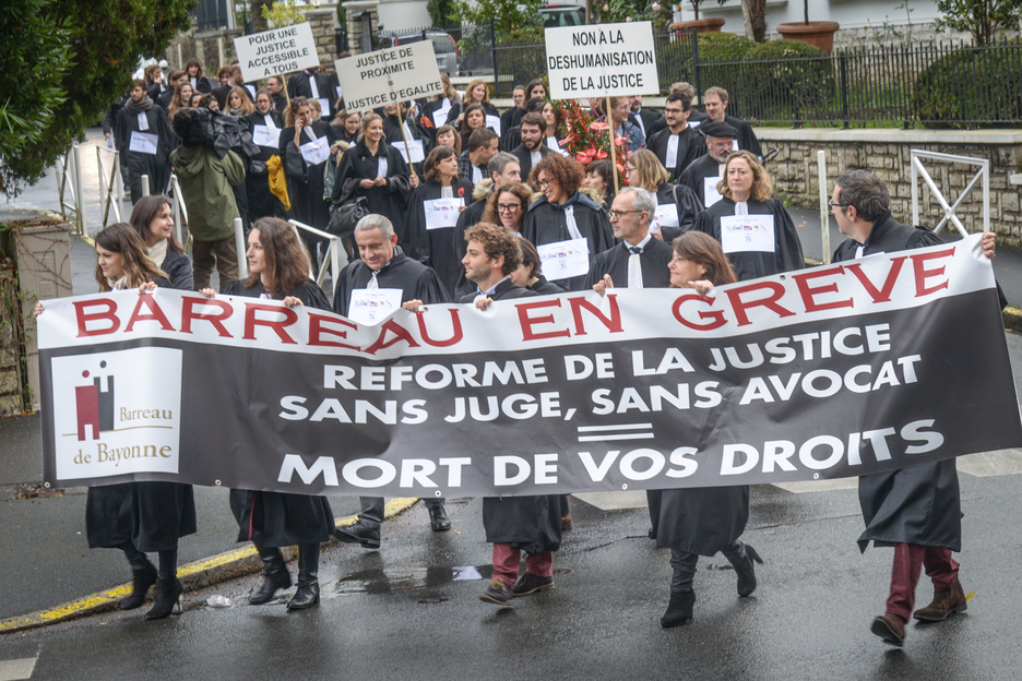 Les avocats ont défilé jusqu'à la sous-préfecture où ils ont remis une motion au sous-préfet. © Isabelle MIQUELESTORENA