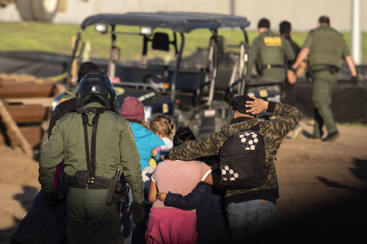 Migrantes centroamericanos detenidos por las autoridades migratorias de EEUU. (Guillermo ARIAS/AFP)