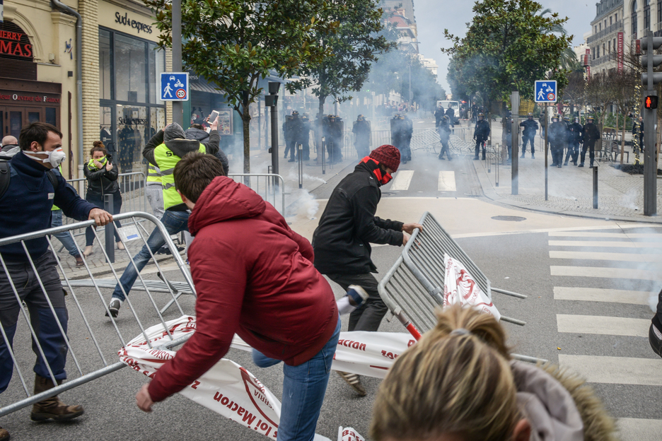 Des manifestants veulent ériger des barricades. © Isabelle Miquelestorena 
