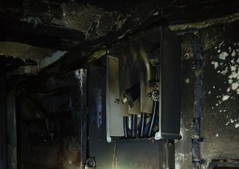 Estado en el que quedó el portal del inmueble de la calle San Lorenzo por el incendio provocado. (GOBIERNO DE NAFARROA)