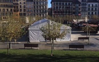 Imagen de la carpa para juegos infantiles instalada en la plaza del Castillo.