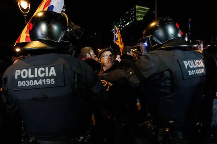 Protesta de los CDR esta tarde, ante la reunión entre Torra y Sánchez. (Pau BARRENA/AFP)