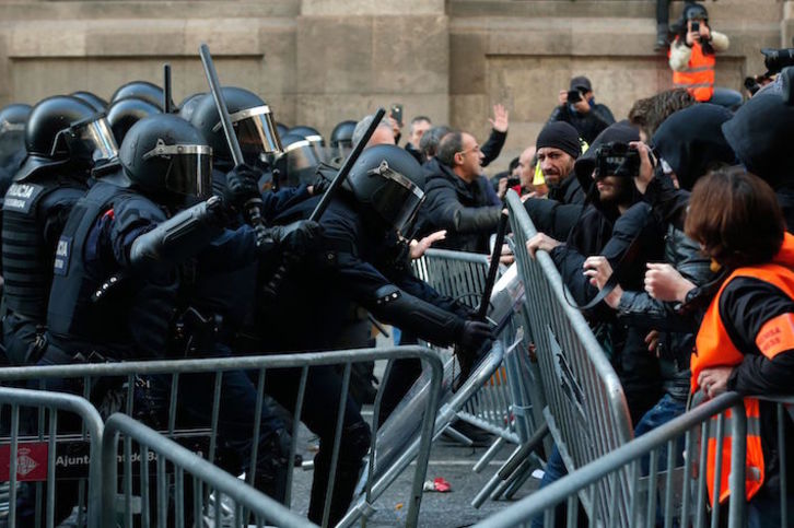 Manifestantes y mossos, frente a frente. (Pau BARRENA/AFP)