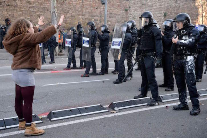 Una joven ante el cordón policial que protegía el Consejo de Ministros. (Josep LAGO/AFP)