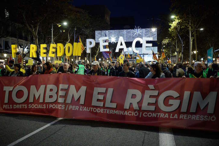 Cabecera de la marcha celebrada en Barcelona. (JOSEP LAGO / AFP)