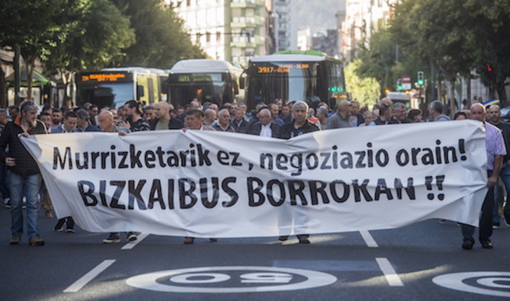 Movilización de trabajadores de Bizkaibus, el pasado mes de octubre en Bilbo. (Luis JAUREGIALTZO/FOKU)