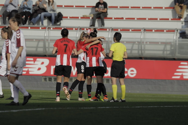 Las jugadoras rojiblancas celebran uno de los tantos. (Aritz LOIOLA/FOKU)