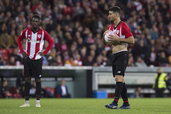 Aduriz antes de lanzar el novedoso penalti. (Monika DEL VALLE / FOKU)