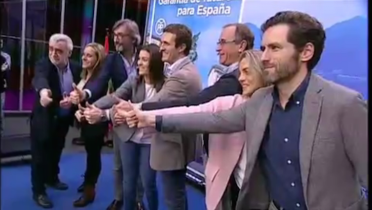 Los dirigentes del PP en la CAV, al inicio del acto en Gasteiz. (NAIZ.EUS)