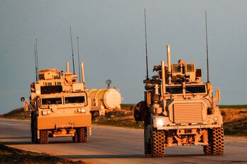 Dos vehículos de los marines en la localidad siria de Tall Baydar. (Delil SOULEIMAN/AFP)