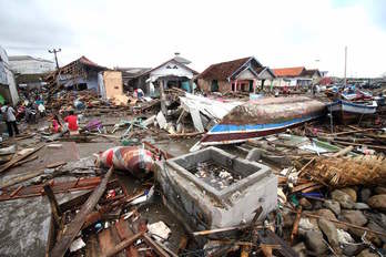 El tsunami ha causado grandes destrozos en la localidad de Sumur, en Java. (Demy SANJAYA /AFP)