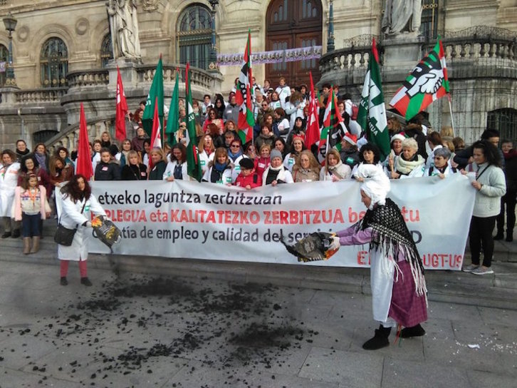 Trabajadoras del servicio a domicilio se han concentrado ante el Ayuntamiento de Bilbo. (@ELAbilbo)